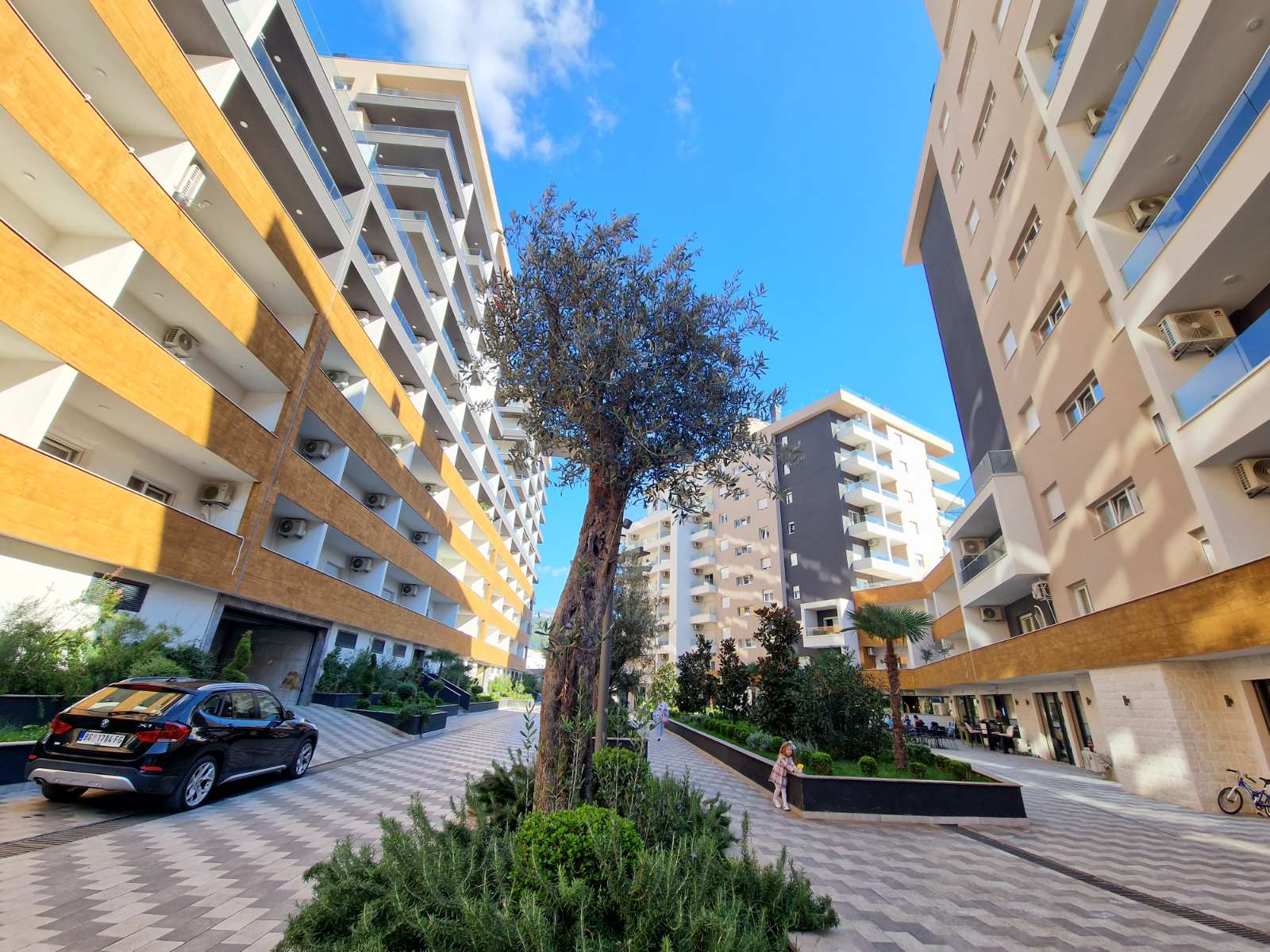 NOV TROSOBAN LUX PENTHOUSE 104M2 + 186M2  KROVNE TERASE SA PANORAMSKIM POGLEDOM NA MORE I GRAD,GARAŽNO MESTO UKLJUČENO U CENU ,THE OLD BAKERY-BUDVA. (NA DUZI VREMENSKI PERIOD)  - Amfora Real Estate