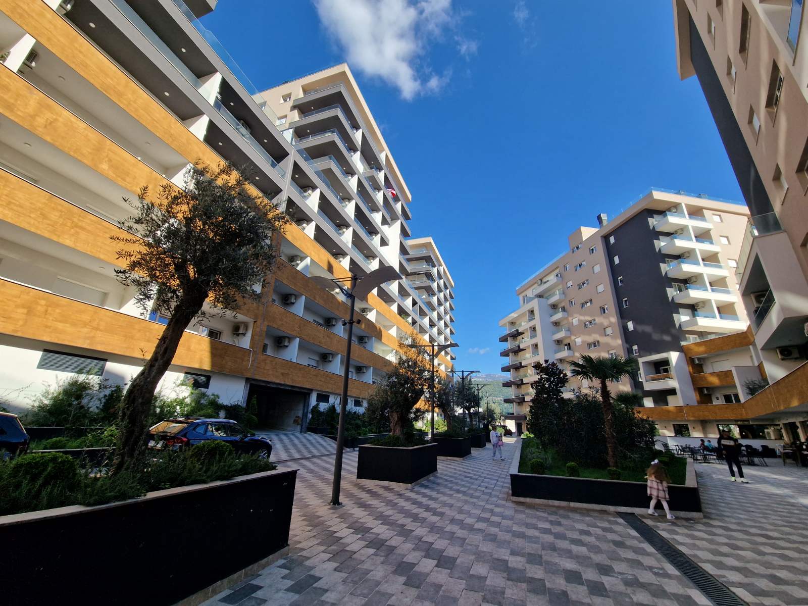 NOV TROSOBAN LUX PENTHOUSE 104M2 + 186M2  KROVNE TERASE SA PANORAMSKIM POGLEDOM NA MORE I GRAD,GARAŽNO MESTO UKLJUČENO U CENU ,THE OLD BAKERY-BUDVA. (NA DUZI VREMENSKI PERIOD)  - Amfora Real Estate