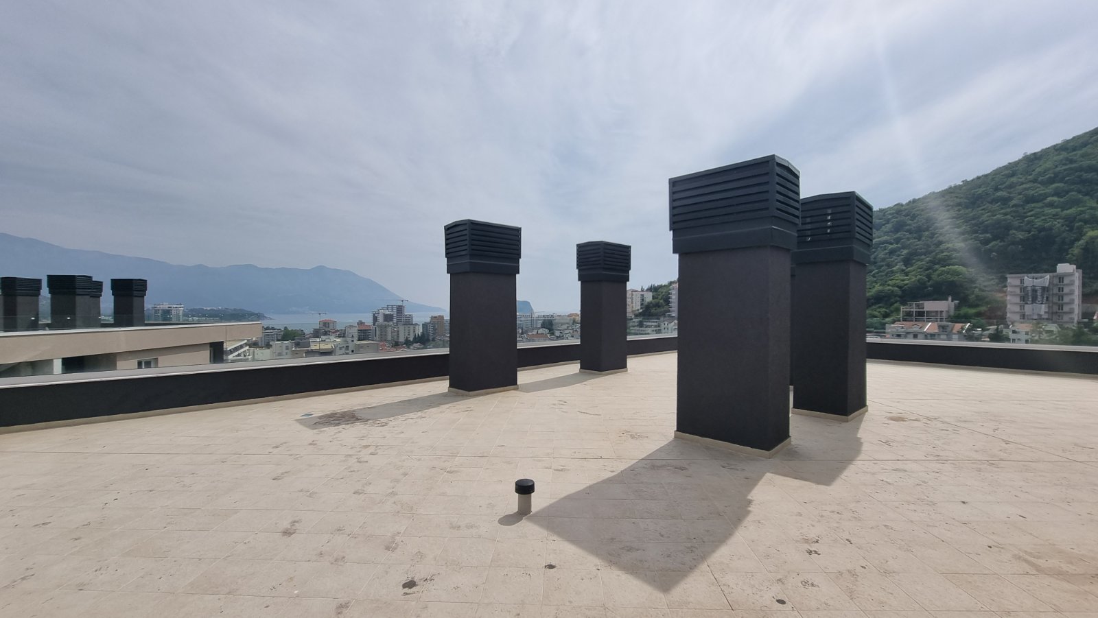 NOV TROSOBAN LUX PENTHOUSE 104M2 + 186M2  KROVNE TERASE SA PANORAMSKIM POGLEDOM NA MORE I GRAD,GARAŽNO MESTO UKLJUČENO U CENU ,THE OLD BAKERY-BUDVA. (NA DUZI VREMENSKI PERIOD)  - Amfora Real Estate