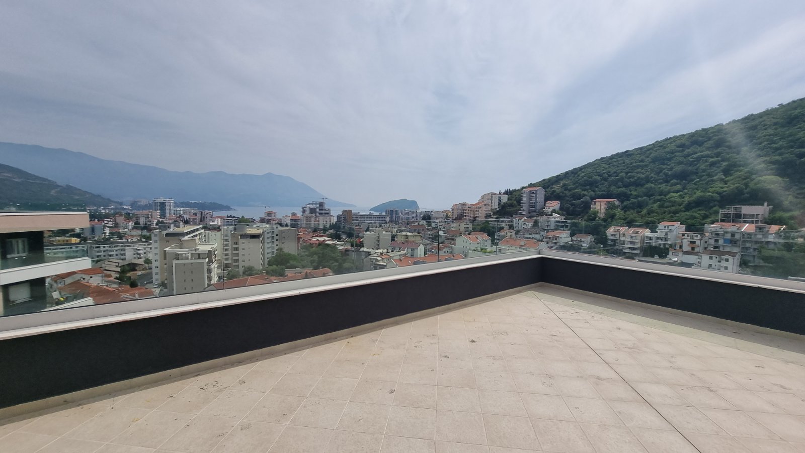 NOV TROSOBAN LUX PENTHOUSE 104M2 + 186M2  KROVNE TERASE SA PANORAMSKIM POGLEDOM NA MORE I GRAD,GARAŽNO MESTO UKLJUČENO U CENU ,THE OLD BAKERY-BUDVA. (NA DUZI VREMENSKI PERIOD)  - Amfora Real Estate