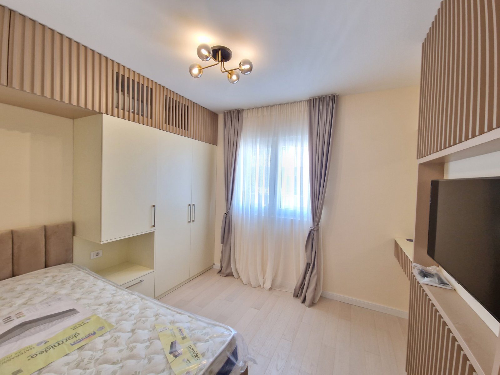 NOV TROSOBAN LUX PENTHOUSE 104M2 + 186M2  KROVNE TERASE SA PANORAMSKIM POGLEDOM NA MORE I GRAD,GARAŽNO MESTO UKLJUČENO U CENU ,THE OLD BAKERY-BUDVA. (NA DUZI VREMENSKI PERIOD)  - Amfora Real Estate