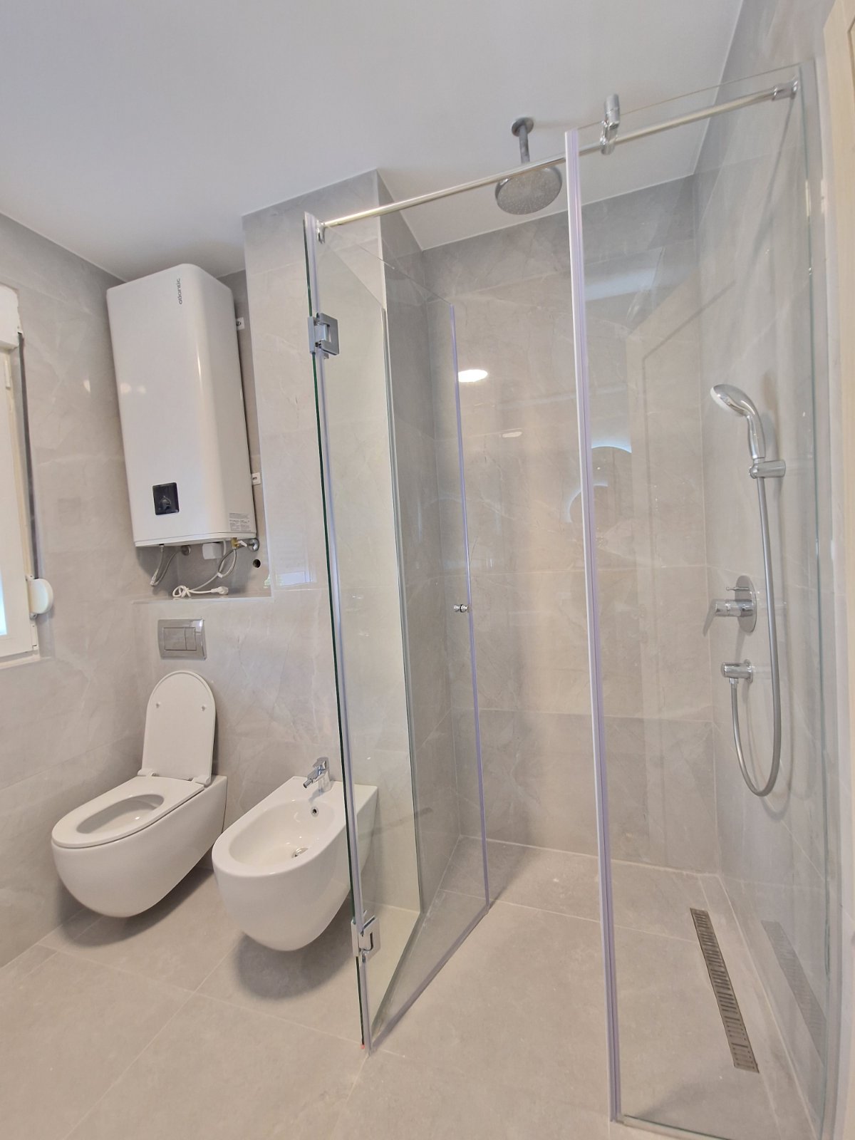 NOV TROSOBAN LUX PENTHOUSE 104M2 + 186M2  KROVNE TERASE SA PANORAMSKIM POGLEDOM NA MORE I GRAD,GARAŽNO MESTO UKLJUČENO U CENU ,THE OLD BAKERY-BUDVA. (NA DUZI VREMENSKI PERIOD)  - Amfora Real Estate