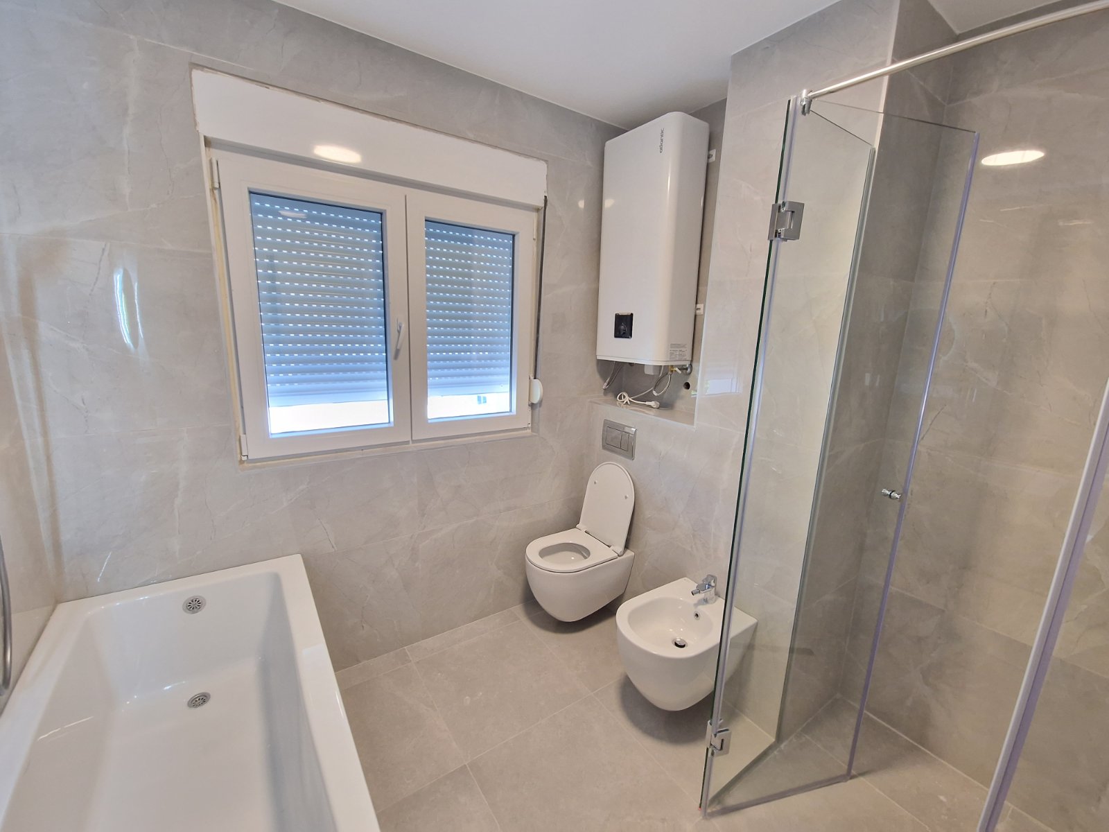 NOV TROSOBAN LUX PENTHOUSE 104M2 + 186M2  KROVNE TERASE SA PANORAMSKIM POGLEDOM NA MORE I GRAD,GARAŽNO MESTO UKLJUČENO U CENU ,THE OLD BAKERY-BUDVA. (NA DUZI VREMENSKI PERIOD)  - Amfora Real Estate