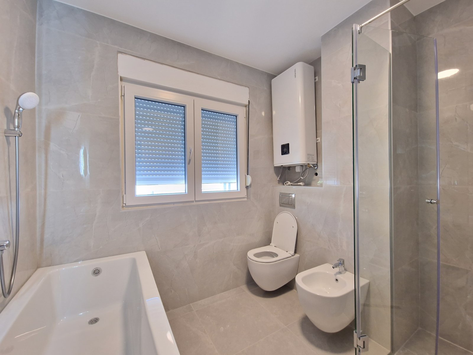 NOV TROSOBAN LUX PENTHOUSE 104M2 + 186M2  KROVNE TERASE SA PANORAMSKIM POGLEDOM NA MORE I GRAD,GARAŽNO MESTO UKLJUČENO U CENU ,THE OLD BAKERY-BUDVA. (NA DUZI VREMENSKI PERIOD)  - Amfora Real Estate