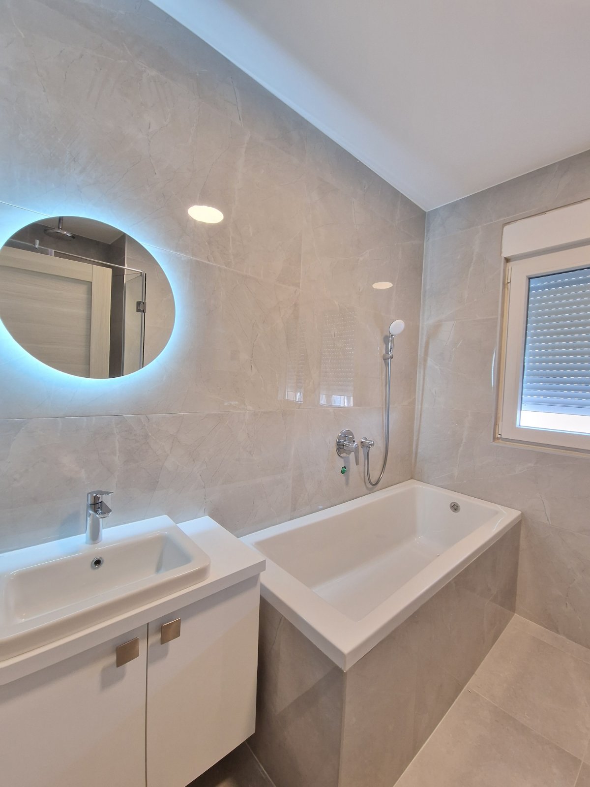 NOV TROSOBAN LUX PENTHOUSE 104M2 + 186M2  KROVNE TERASE SA PANORAMSKIM POGLEDOM NA MORE I GRAD,GARAŽNO MESTO UKLJUČENO U CENU ,THE OLD BAKERY-BUDVA. (NA DUZI VREMENSKI PERIOD)  - Amfora Real Estate