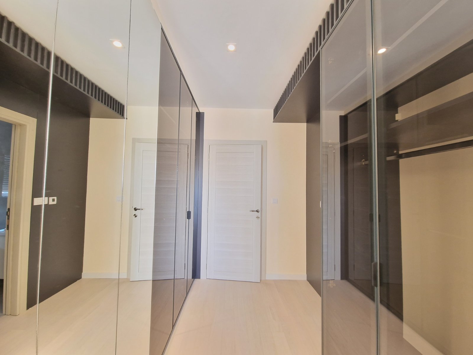 NOV TROSOBAN LUX PENTHOUSE 104M2 + 186M2  KROVNE TERASE SA PANORAMSKIM POGLEDOM NA MORE I GRAD,GARAŽNO MESTO UKLJUČENO U CENU ,THE OLD BAKERY-BUDVA. (NA DUZI VREMENSKI PERIOD)  - Amfora Real Estate