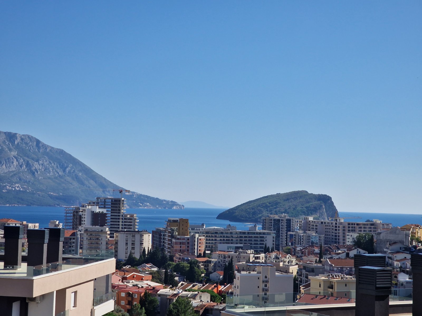 NOV TROSOBAN LUX PENTHOUSE 104M2 + 186M2  KROVNE TERASE SA PANORAMSKIM POGLEDOM NA MORE I GRAD,GARAŽNO MESTO UKLJUČENO U CENU ,THE OLD BAKERY-BUDVA. (NA DUZI VREMENSKI PERIOD)  - Amfora Real Estate