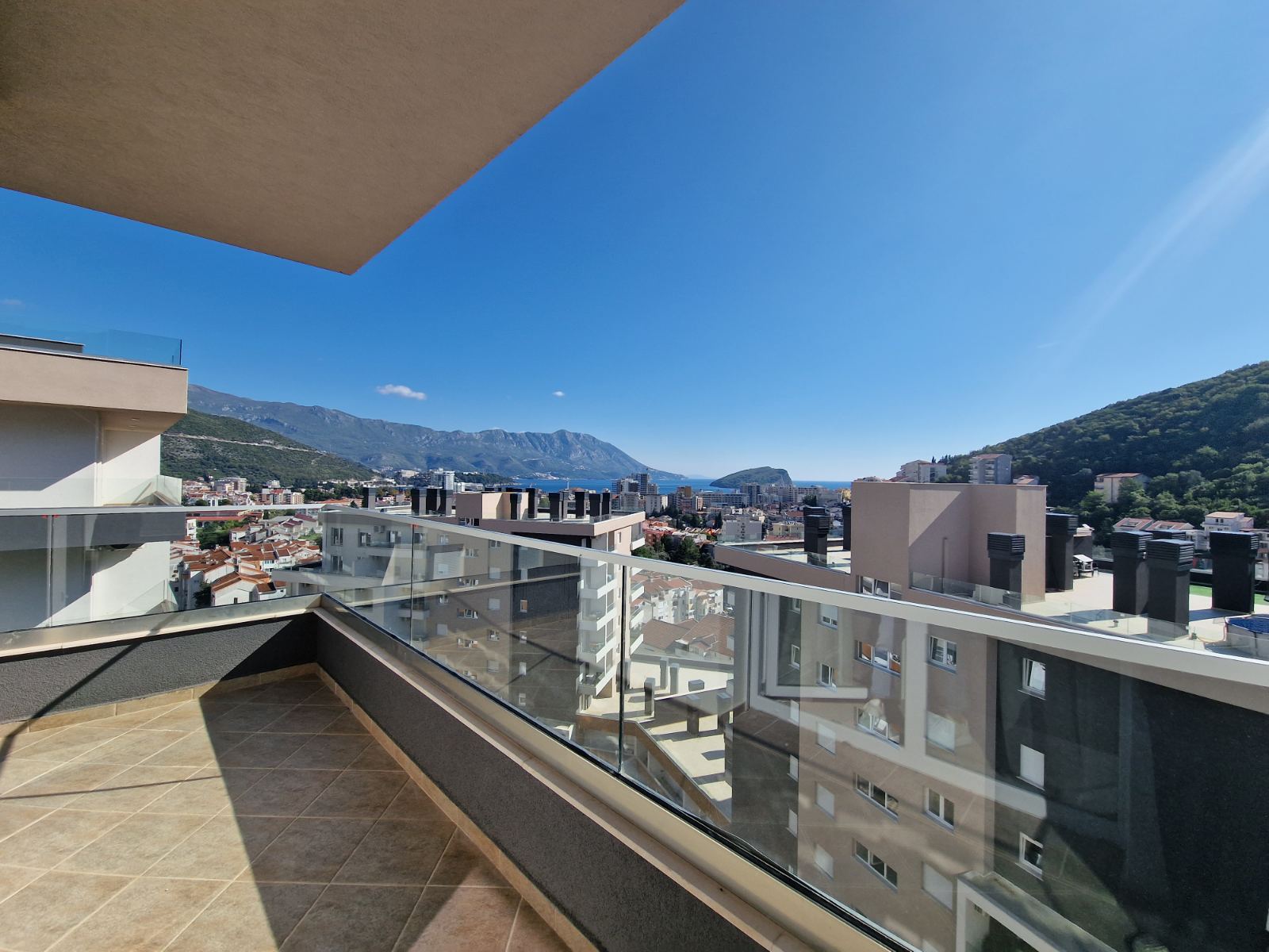 NOV TROSOBAN LUX PENTHOUSE 104M2 + 186M2  KROVNE TERASE SA PANORAMSKIM POGLEDOM NA MORE I GRAD,GARAŽNO MESTO UKLJUČENO U CENU ,THE OLD BAKERY-BUDVA. (NA DUZI VREMENSKI PERIOD)  - Amfora Real Estate