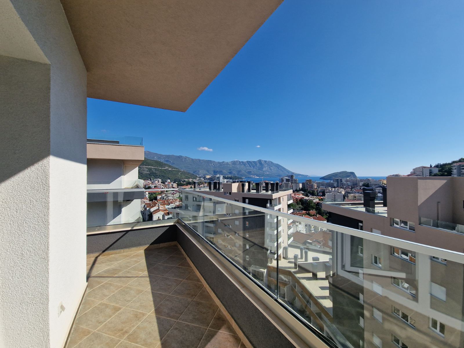 NOV TROSOBAN LUX PENTHOUSE 104M2 + 186M2  KROVNE TERASE SA PANORAMSKIM POGLEDOM NA MORE I GRAD,GARAŽNO MESTO UKLJUČENO U CENU ,THE OLD BAKERY-BUDVA. (NA DUZI VREMENSKI PERIOD)  - Amfora Real Estate