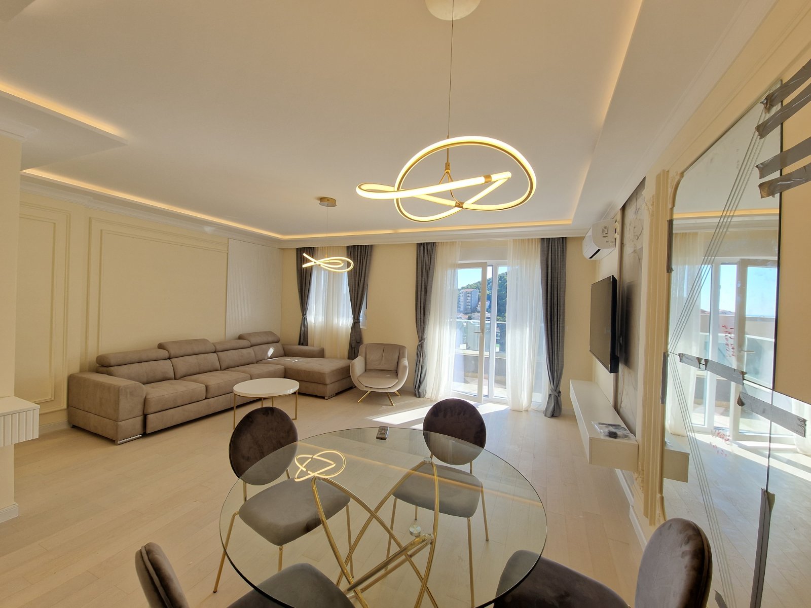 NOV TROSOBAN LUX PENTHOUSE 104M2 + 186M2  KROVNE TERASE SA PANORAMSKIM POGLEDOM NA MORE I GRAD,GARAŽNO MESTO UKLJUČENO U CENU ,THE OLD BAKERY-BUDVA. (NA DUZI VREMENSKI PERIOD)  - Amfora Real Estate