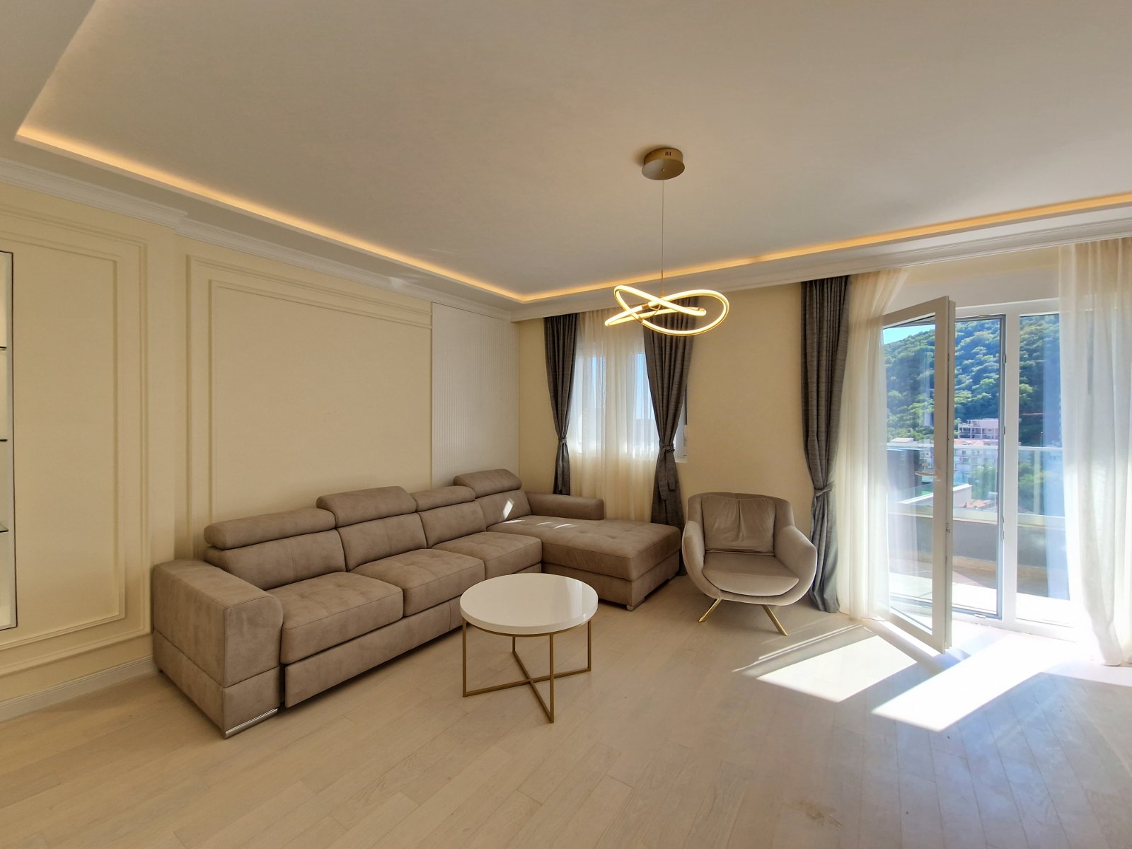 NOV TROSOBAN LUX PENTHOUSE 104M2 + 186M2  KROVNE TERASE SA PANORAMSKIM POGLEDOM NA MORE I GRAD,GARAŽNO MESTO UKLJUČENO U CENU ,THE OLD BAKERY-BUDVA. (NA DUZI VREMENSKI PERIOD)  - Amfora Real Estate