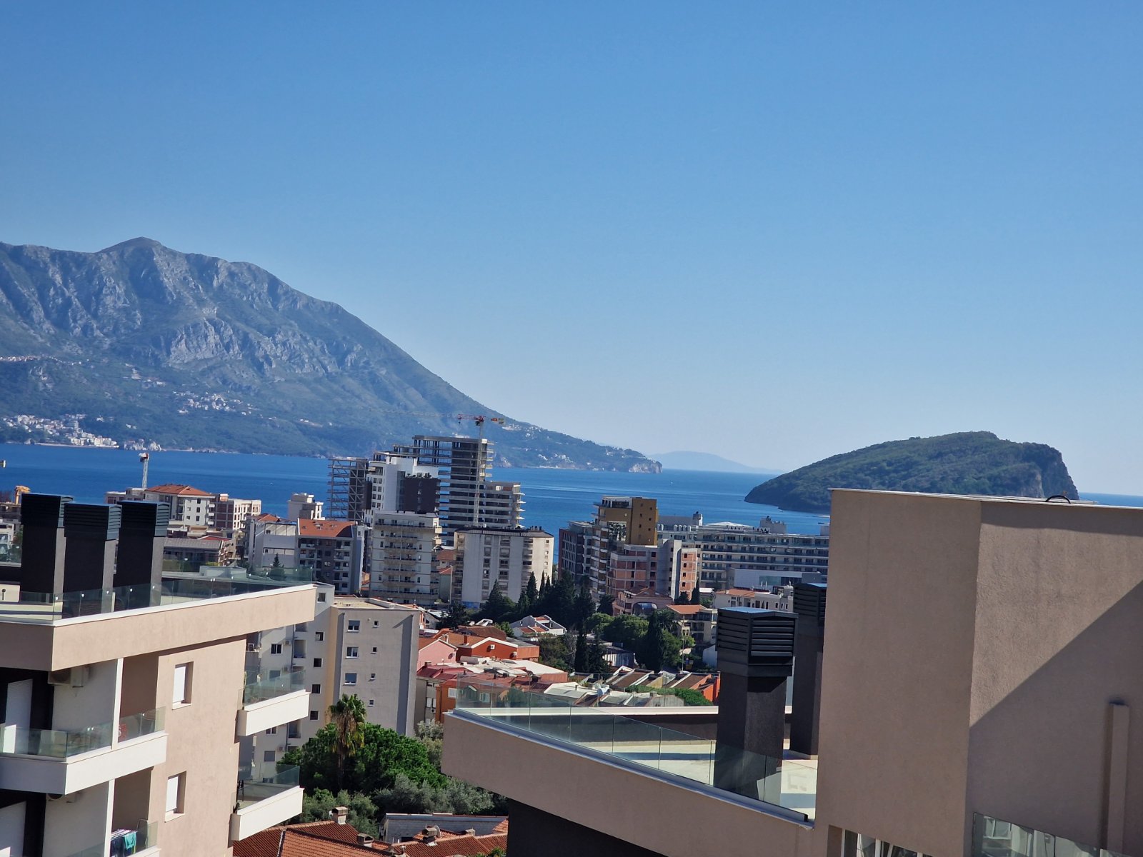 NOV TROSOBAN LUX PENTHOUSE 104M2 + 186M2  KROVNE TERASE SA PANORAMSKIM POGLEDOM NA MORE I GRAD,GARAŽNO MESTO UKLJUČENO U CENU ,THE OLD BAKERY-BUDVA. (NA DUZI VREMENSKI PERIOD)  - Amfora Real Estate