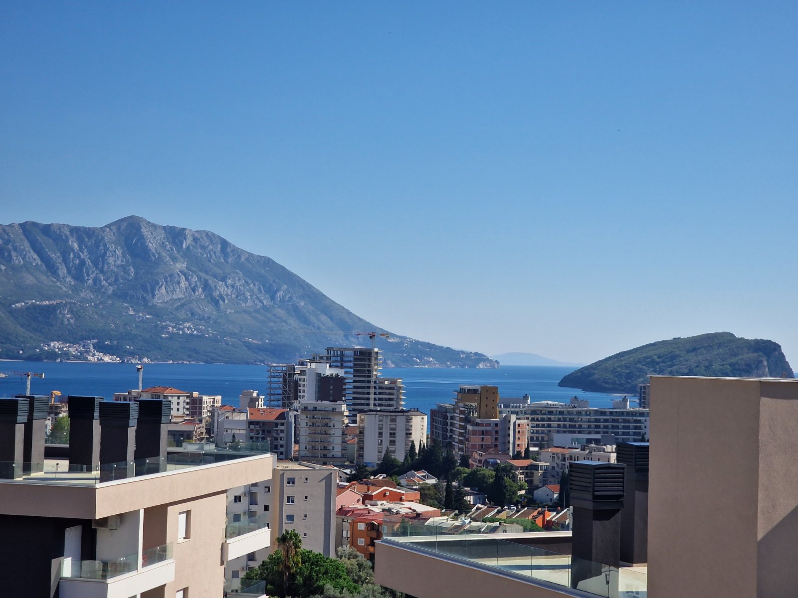 NOV TROSOBAN LUX PENTHOUSE 104M2 + 186M2  KROVNE TERASE SA PANORAMSKIM POGLEDOM NA MORE I GRAD,GARAŽNO MESTO UKLJUČENO U CENU ,THE OLD BAKERY-BUDVA. (NA DUZI VREMENSKI PERIOD)  - Amfora Real Estate