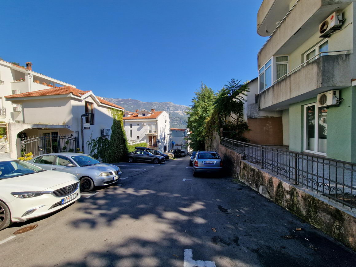 amforaproperty.com/Garsonjera 20m2 na duži vremenski period sa pogledom na grad i more, Budva