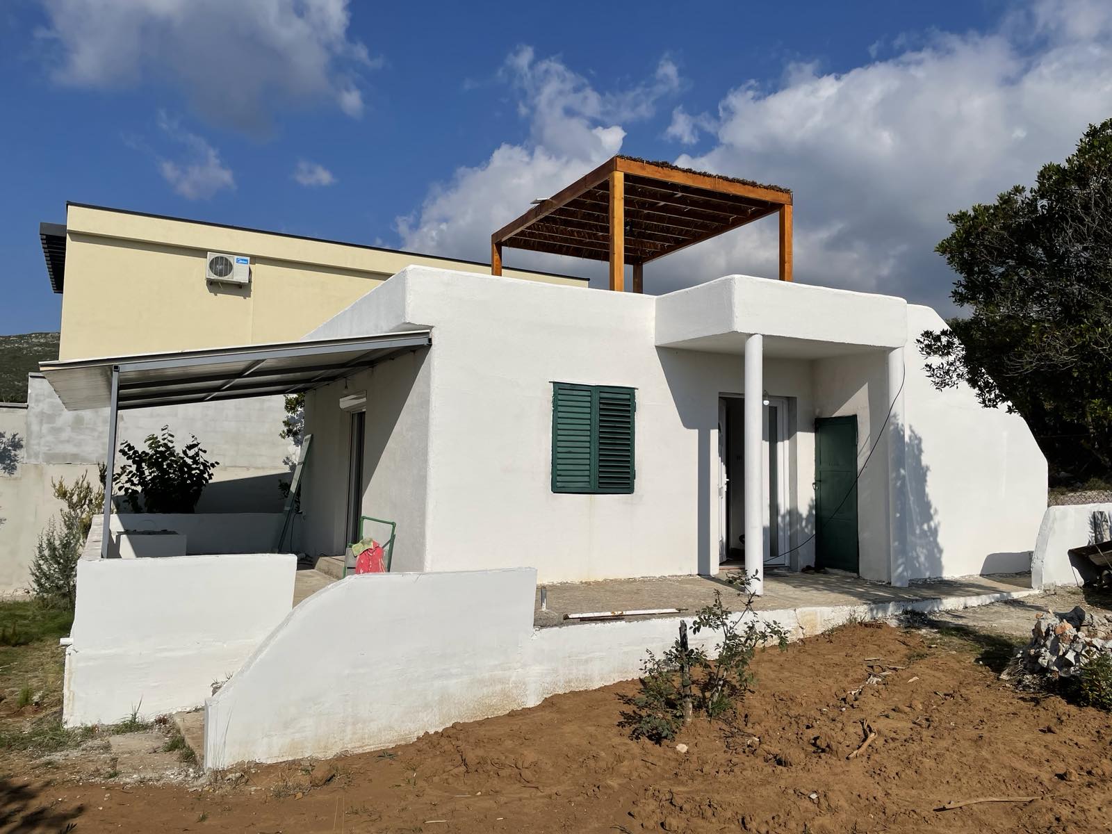 amforaproperty.com/Na prodaju plac (450m2) sa legalizovanim i uknjizenim objektom od 40m2 i prelepim pogledom na more ,Zagora (Kotor)