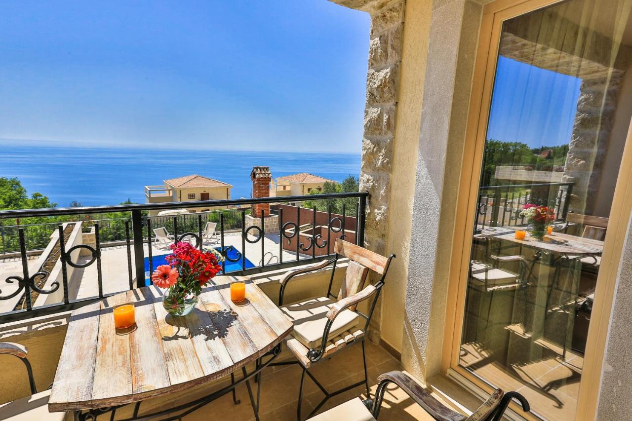 amforaproperty.com/Na prodaju luksuzna vila 150m2 sa bazenom i panoramskim pogledom na more,Rezevici-Budva