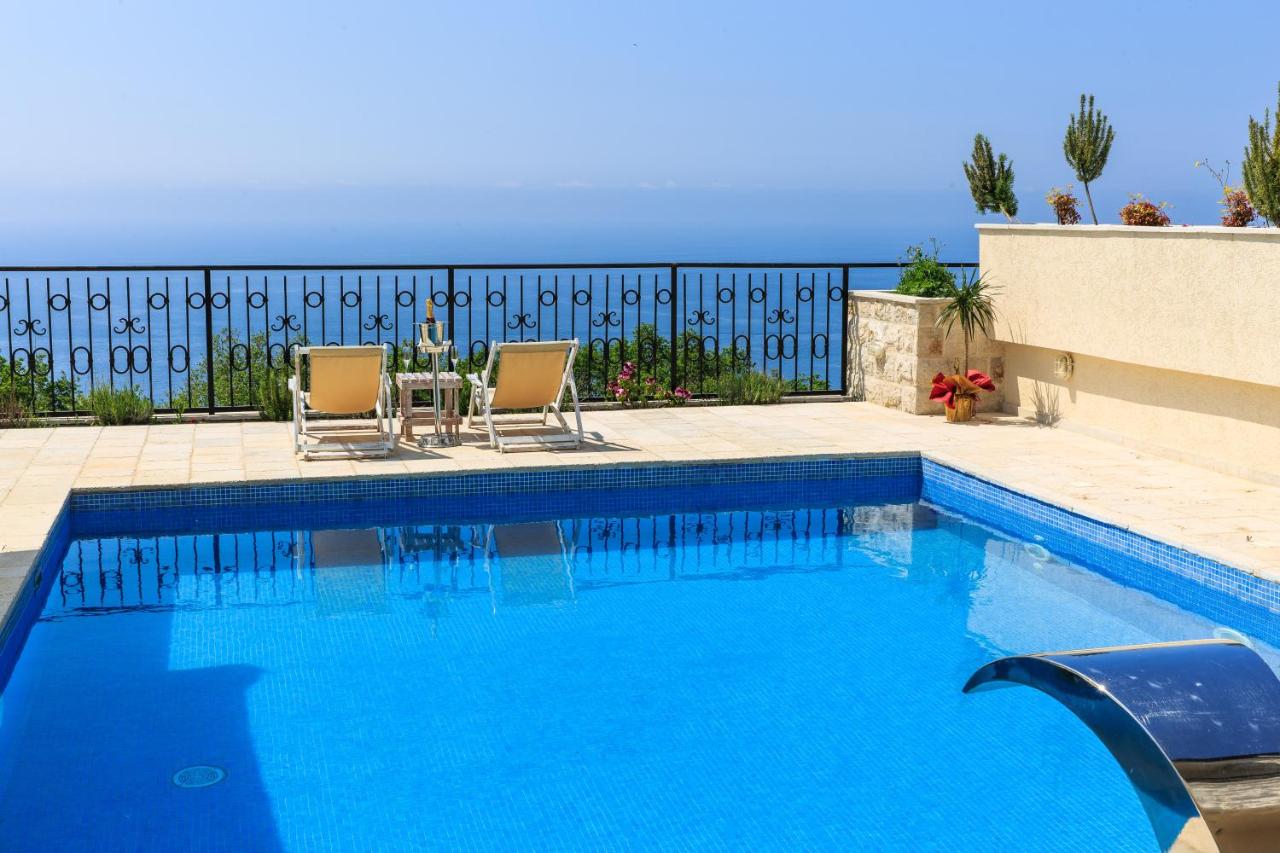 amforaproperty.com/Na prodaju luksuzna vila 150m2 sa bazenom i panoramskim pogledom na more,Rezevici-Budva