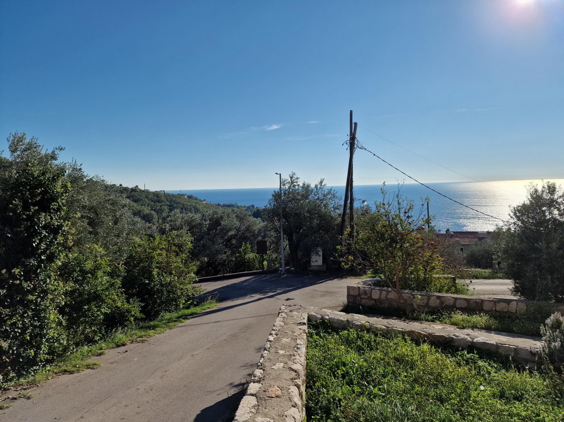 amforaproperty.com/Gradjevinski plac 1650m2 sa nezagradivim pogledom na more, Reževici-Budva