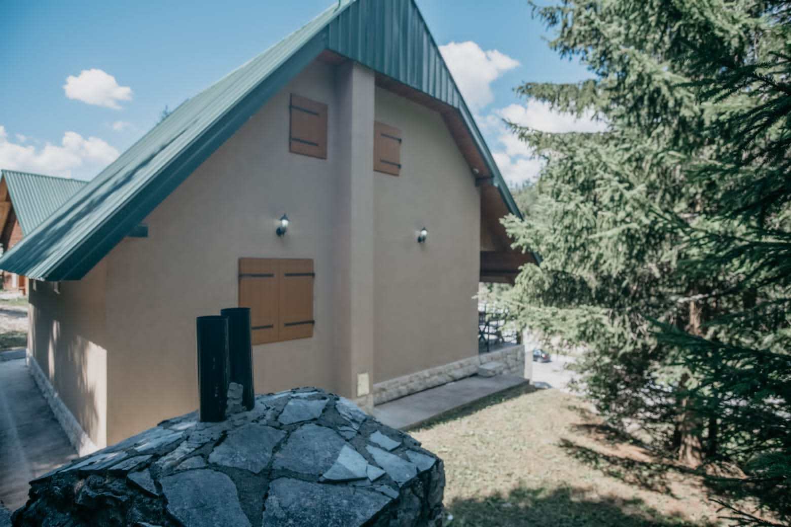 amforaproperty.com/Prelepa vikendica povrsine 140m2 na placu od 250m2, na samo 3 minuta od centra grada,Žabljak.