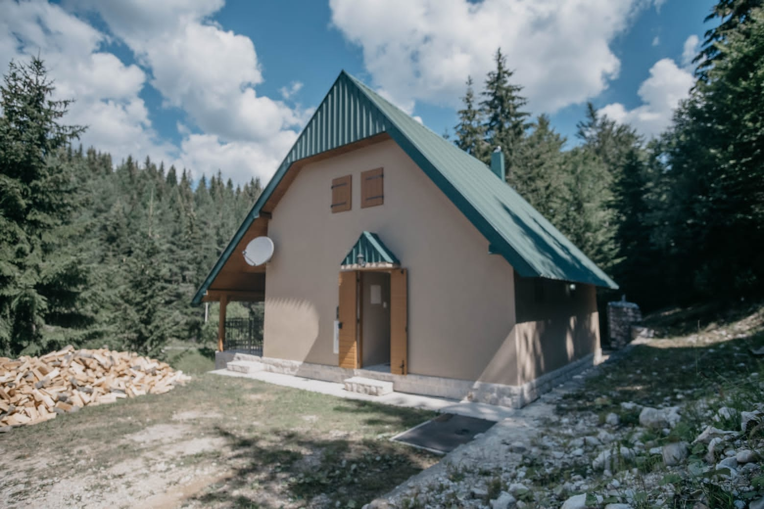 amforaproperty.com/Prelepa vikendica povrsine 140m2 na placu od 250m2, na samo 3 minuta od centra grada,Žabljak.