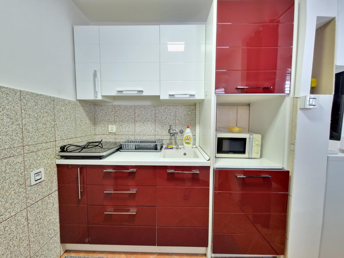 amforaproperty.com/Dvosoban renoviran stan 51m2+7m2 terase na atraktivnoj lokaciji u Budvi, Velji Vinogradi-Budva.