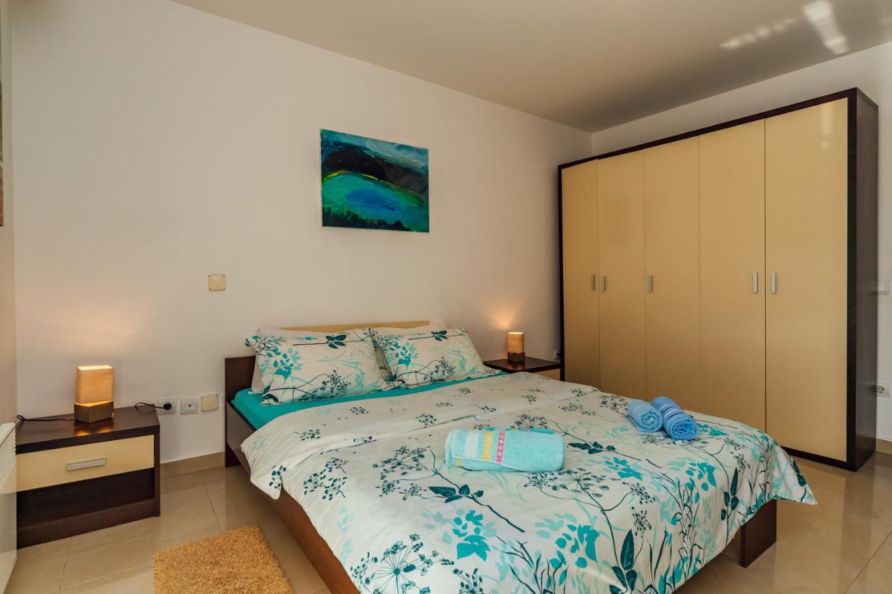 amforaproperty.com/Izdavanje apartmana u luksuznoj vili sa bazenom na samo 200m od mora,Petrovac-Budva (NA PERIOD DO 01.06.2023)