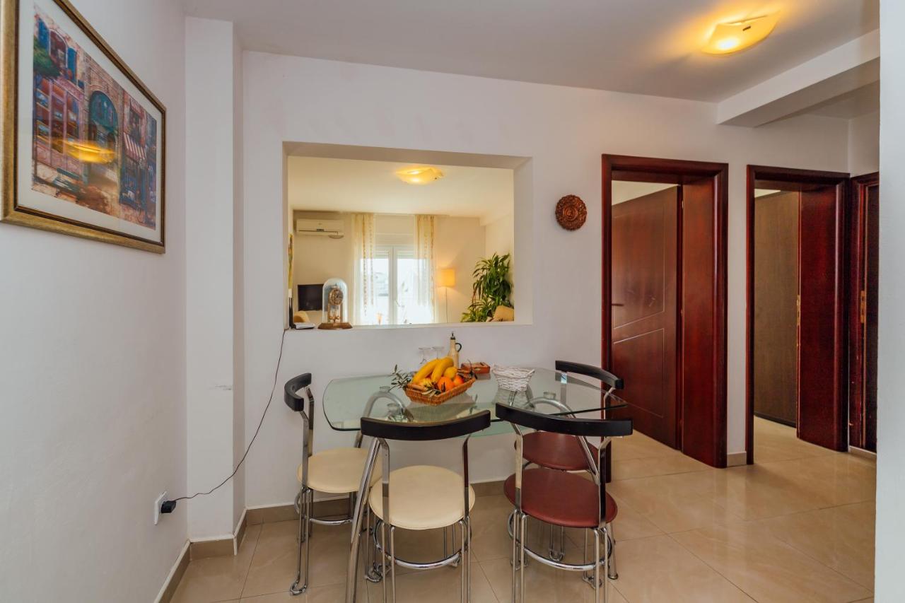 amforaproperty.com/Izdavanje apartmana u luksuznoj vili sa bazenom na samo 200m od mora,Petrovac-Budva (NA PERIOD DO 01.06.2023)