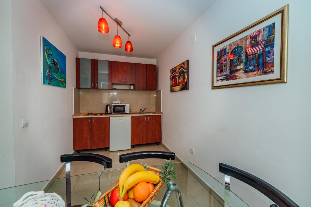 amforaproperty.com/Izdavanje apartmana u luksuznoj vili sa bazenom na samo 200m od mora,Petrovac-Budva (NA PERIOD DO 01.06.2023)