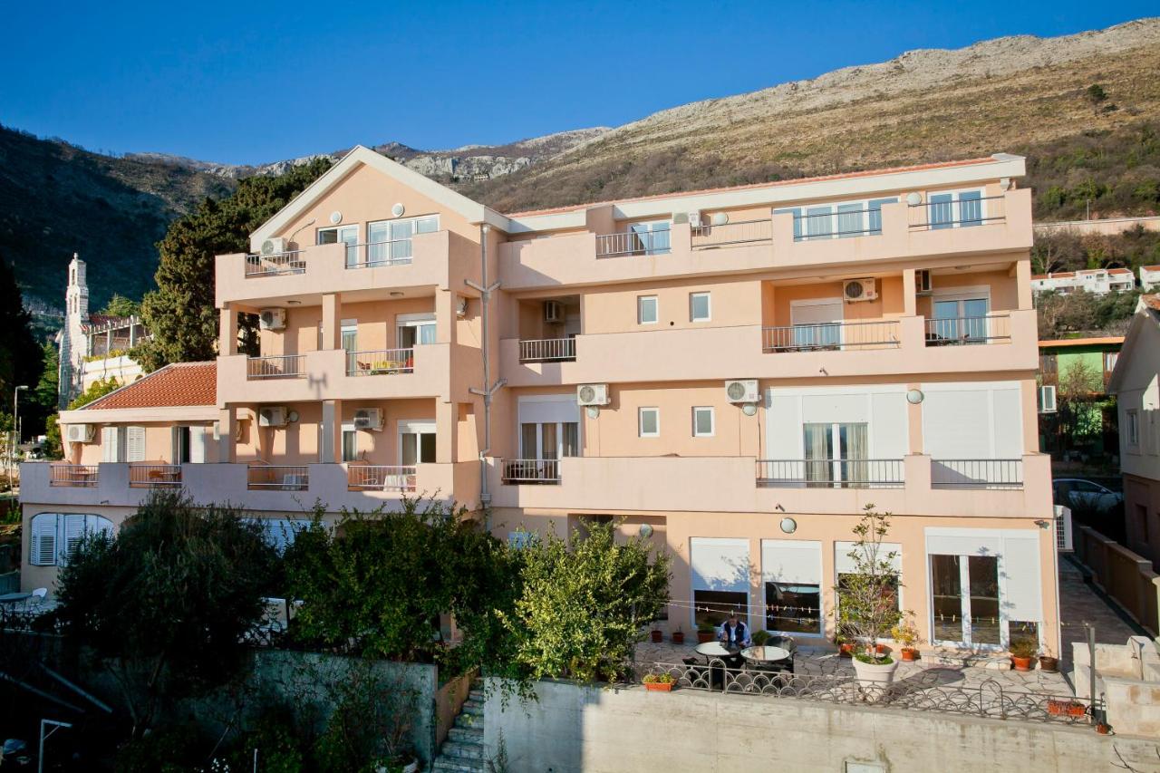 amforaproperty.com/Izdavanje apartmana u luksuznoj vili sa bazenom na samo 200m od mora,Petrovac-Budva (NA PERIOD DO 01.06.2023)