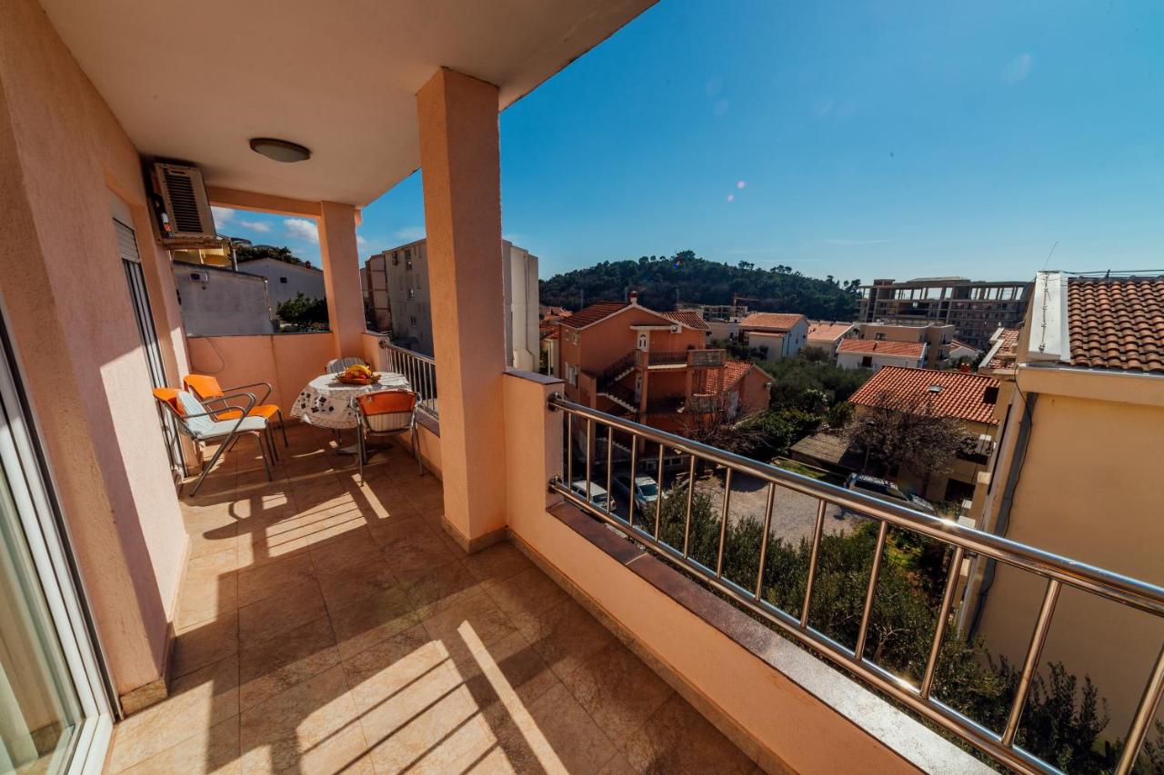 amforaproperty.com/Izdavanje apartmana u luksuznoj vili sa bazenom na samo 200m od mora,Petrovac-Budva (NA PERIOD DO 01.06.2023)