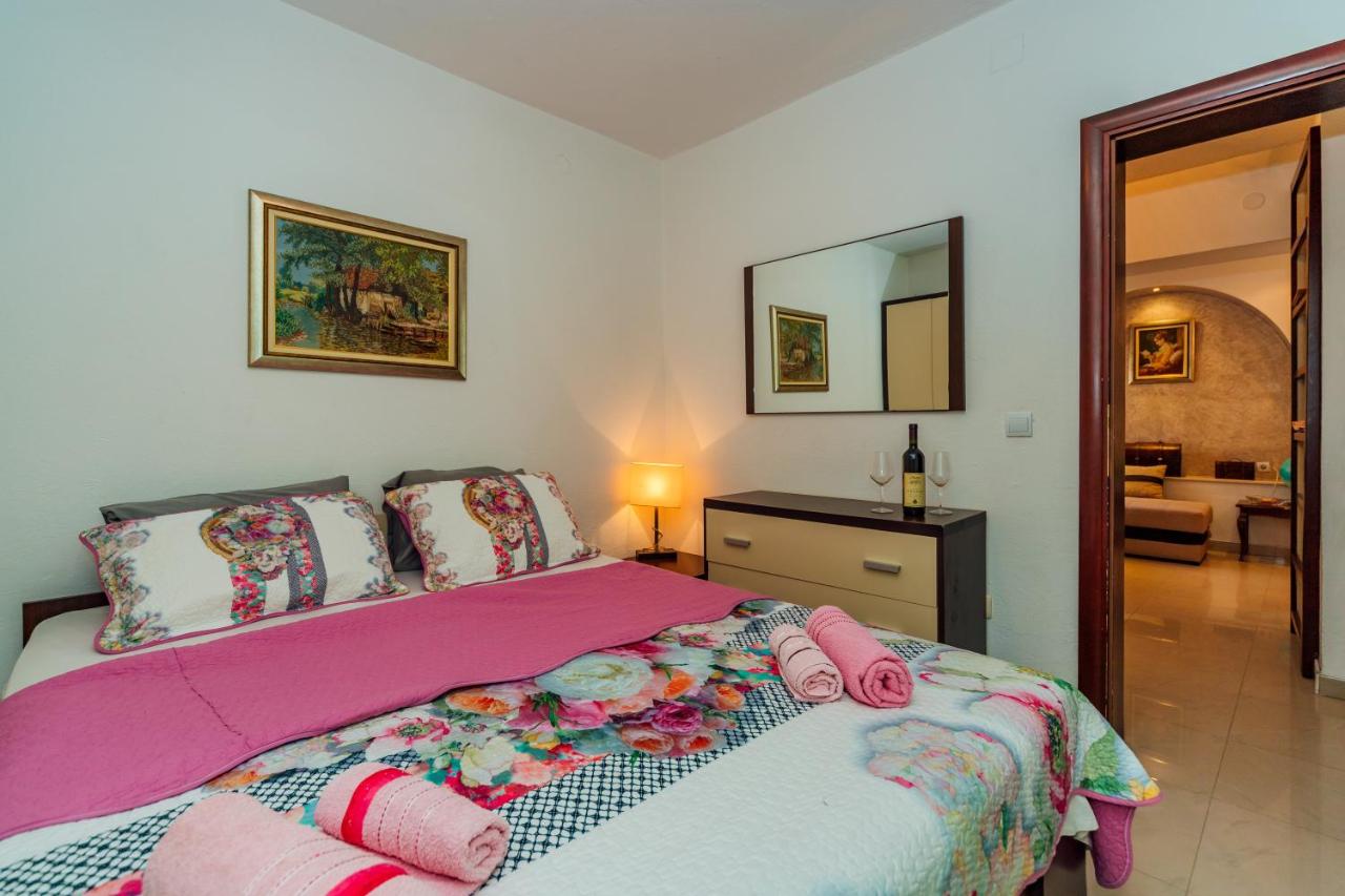 amforaproperty.com/Izdavanje apartmana u luksuznoj vili sa bazenom na samo 200m od mora,Petrovac-Budva (NA PERIOD DO 01.06.2023)