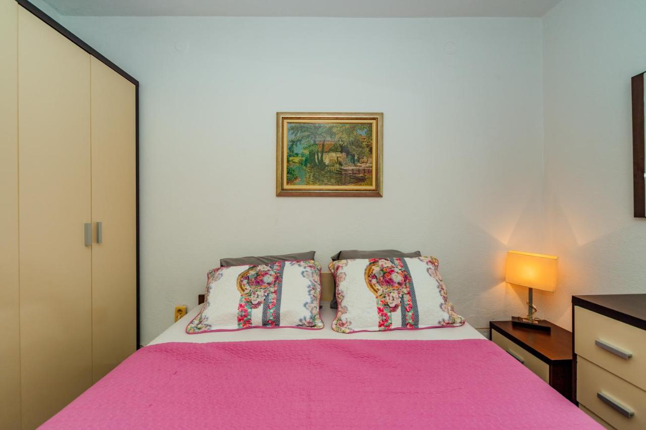 amforaproperty.com/Izdavanje apartmana u luksuznoj vili sa bazenom na samo 200m od mora,Petrovac-Budva (NA PERIOD DO 01.06.2023)