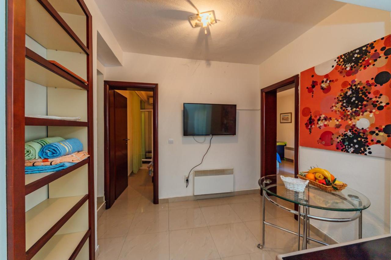 amforaproperty.com/Izdavanje apartmana u luksuznoj vili sa bazenom na samo 200m od mora,Petrovac-Budva (NA PERIOD DO 01.06.2023)