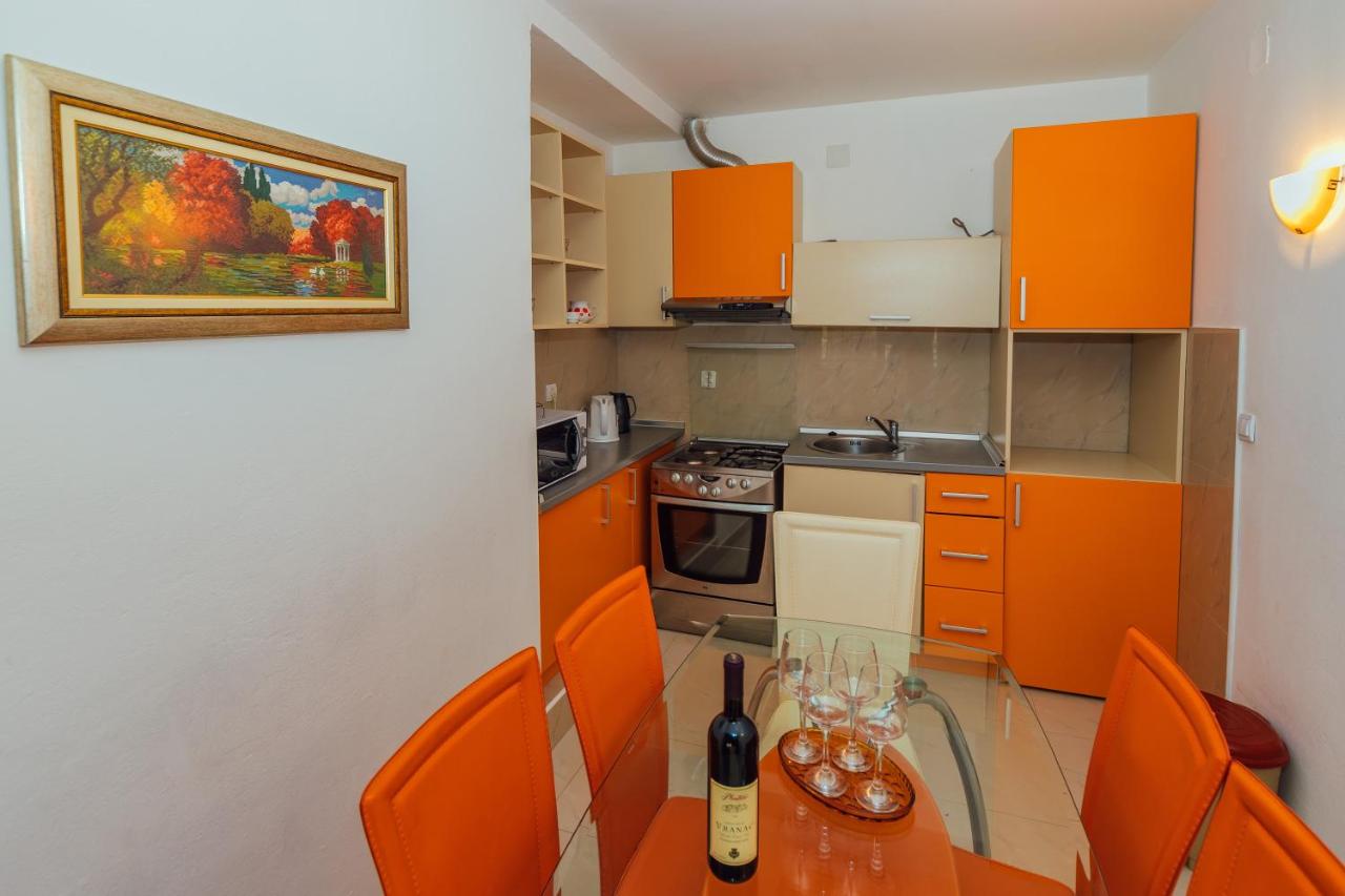amforaproperty.com/Izdavanje apartmana u luksuznoj vili sa bazenom na samo 200m od mora,Petrovac-Budva (NA PERIOD DO 01.06.2023)