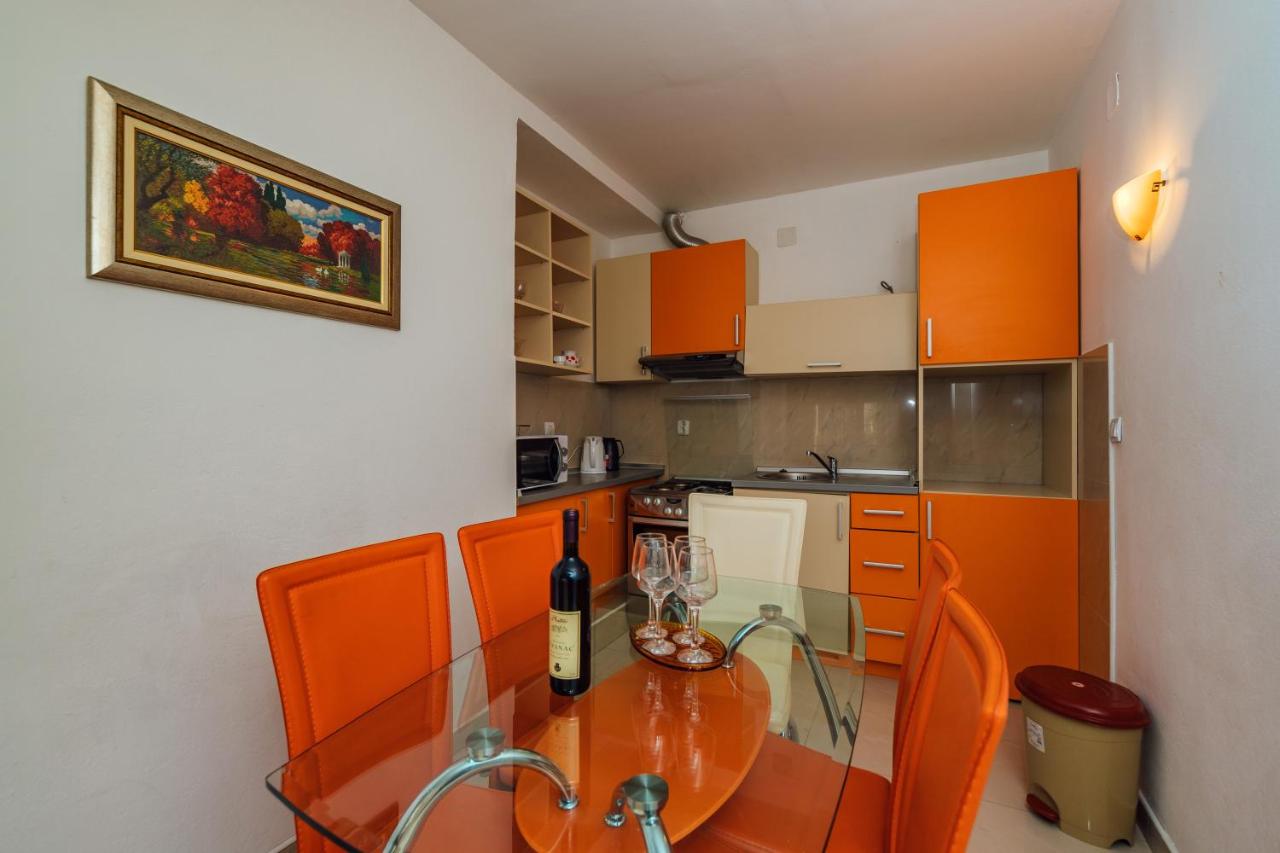 amforaproperty.com/Izdavanje apartmana u luksuznoj vili sa bazenom na samo 200m od mora,Petrovac-Budva (NA PERIOD DO 01.06.2023)