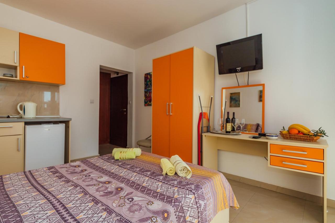 amforaproperty.com/Izdavanje apartmana u luksuznoj vili sa bazenom na samo 200m od mora,Petrovac-Budva (NA PERIOD DO 01.06.2023)