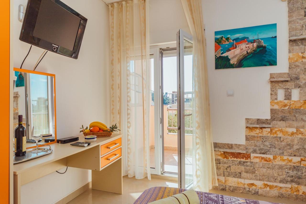 amforaproperty.com/Izdavanje apartmana u luksuznoj vili sa bazenom na samo 200m od mora,Petrovac-Budva (NA PERIOD DO 01.06.2023)