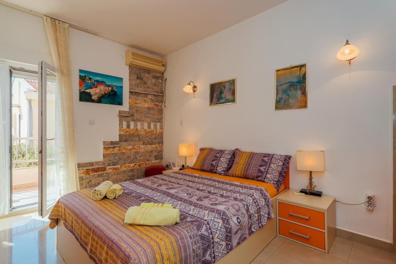 amforaproperty.com/Izdavanje apartmana u luksuznoj vili sa bazenom na samo 200m od mora,Petrovac-Budva (NA PERIOD DO 01.06.2023)