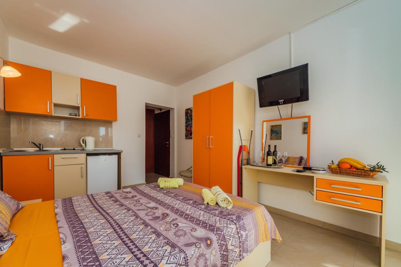 amforaproperty.com/Izdavanje apartmana u luksuznoj vili sa bazenom na samo 200m od mora,Petrovac-Budva (NA PERIOD DO 01.06.2023)