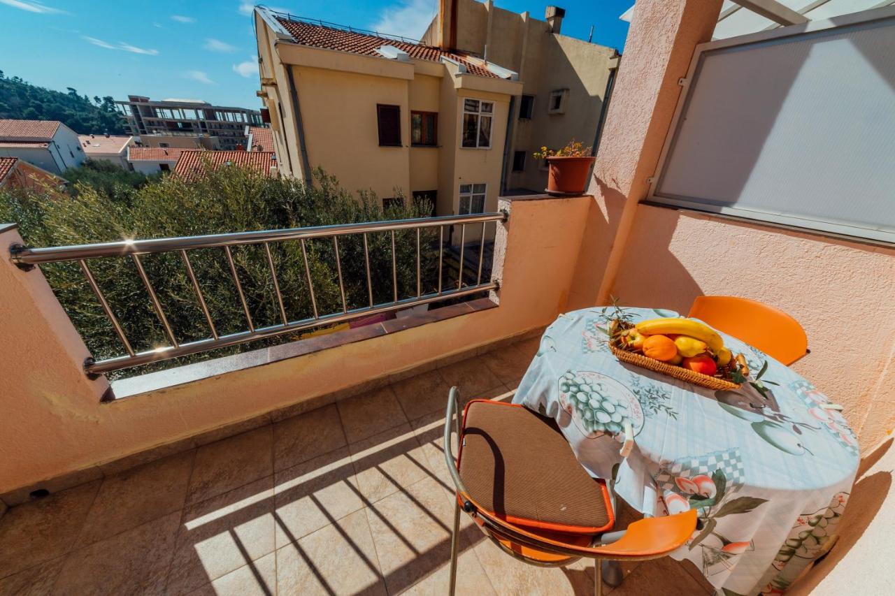 amforaproperty.com/Izdavanje apartmana u luksuznoj vili sa bazenom na samo 200m od mora,Petrovac-Budva (NA PERIOD DO 01.06.2023)