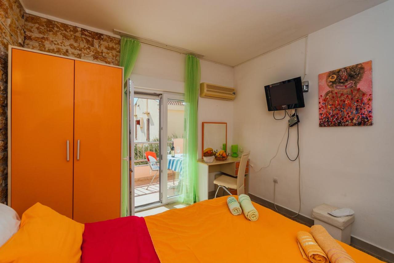 amforaproperty.com/Izdavanje apartmana u luksuznoj vili sa bazenom na samo 200m od mora,Petrovac-Budva (NA PERIOD DO 01.06.2023)