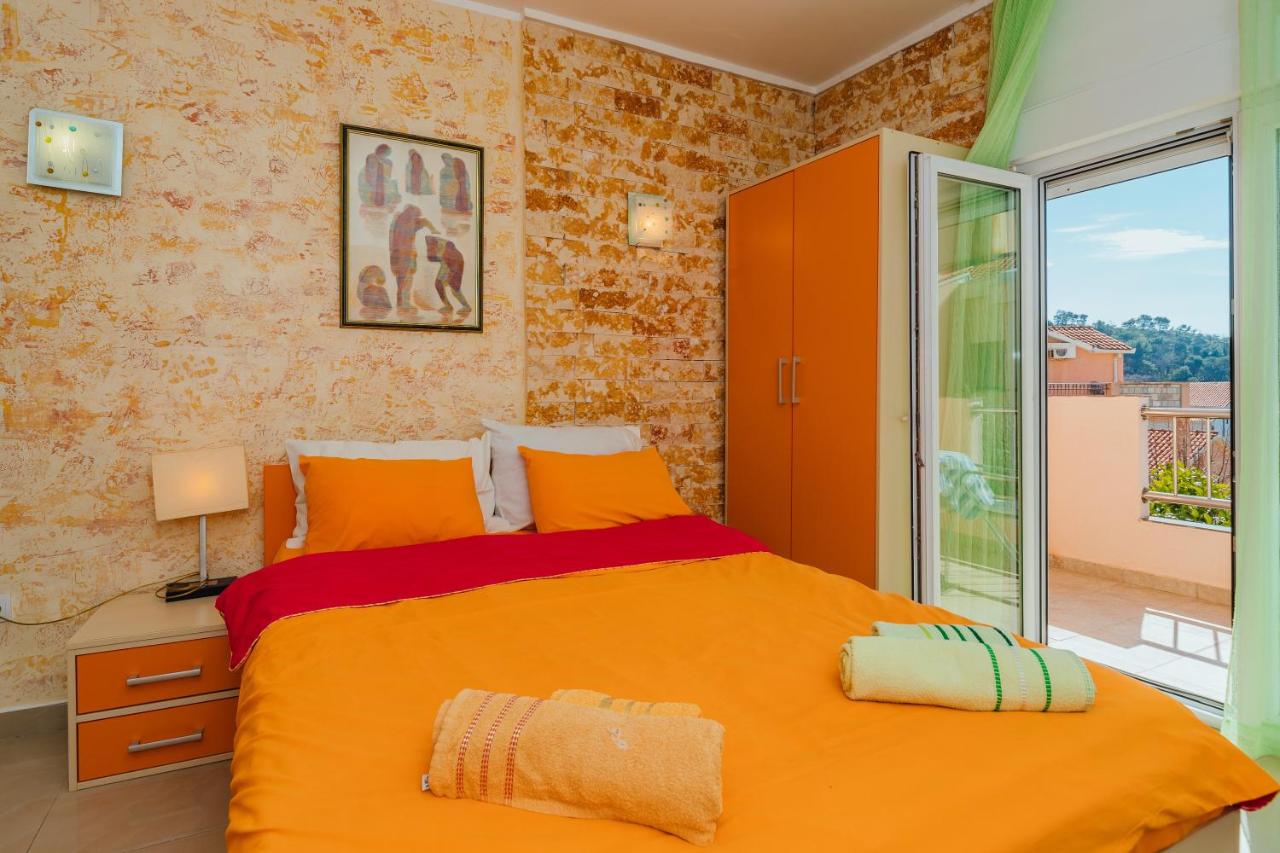 amforaproperty.com/Izdavanje apartmana u luksuznoj vili sa bazenom na samo 200m od mora,Petrovac-Budva (NA PERIOD DO 01.06.2023)