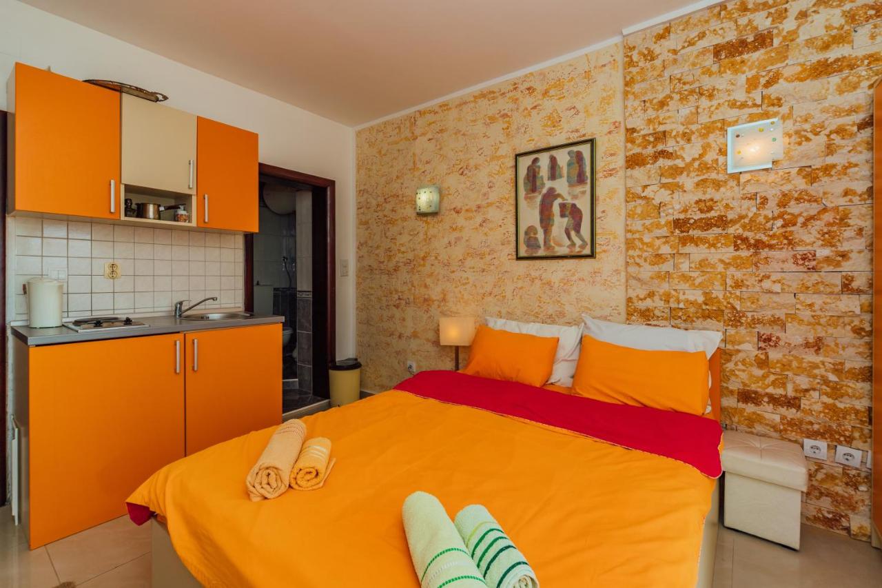 amforaproperty.com/Izdavanje apartmana u luksuznoj vili sa bazenom na samo 200m od mora,Petrovac-Budva (NA PERIOD DO 01.06.2023)