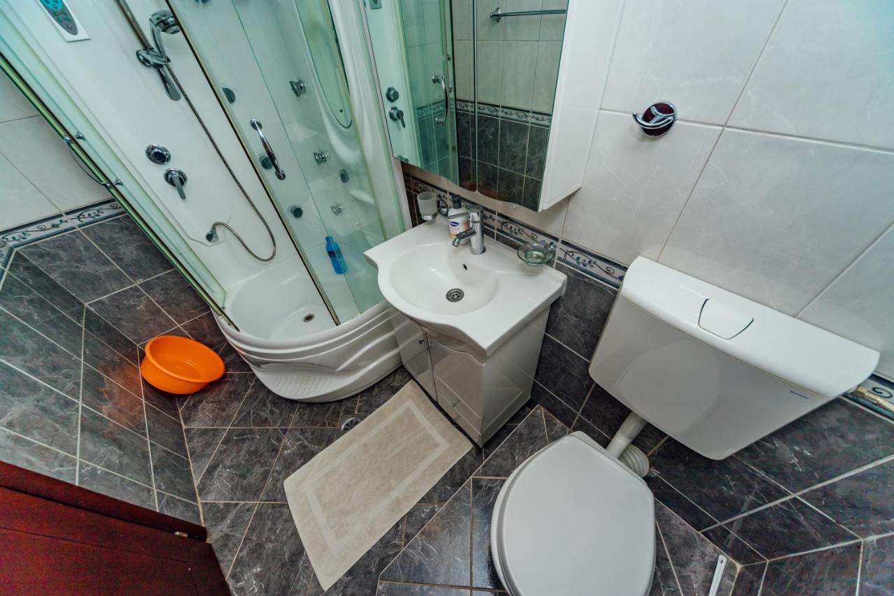 amforaproperty.com/Izdavanje apartmana u luksuznoj vili sa bazenom na samo 200m od mora,Petrovac-Budva (NA PERIOD DO 01.06.2023)