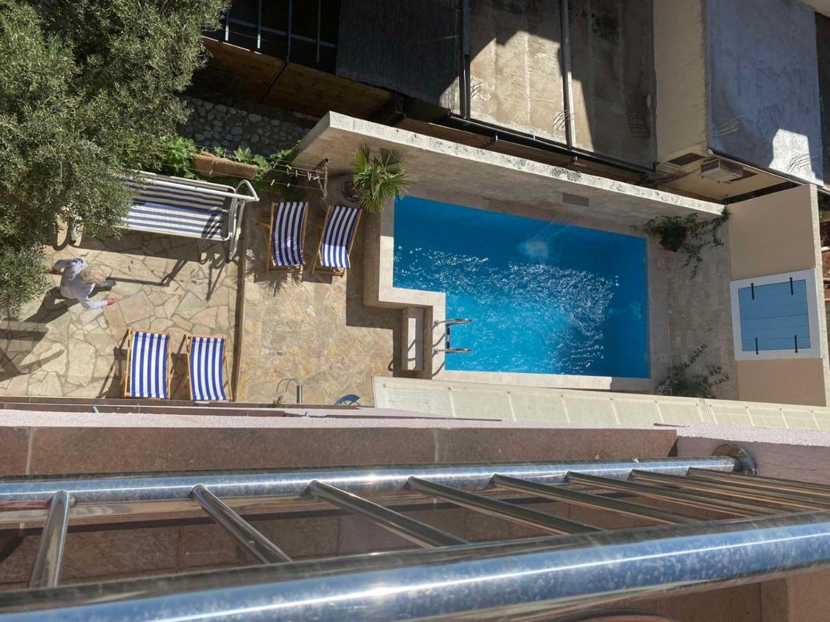 amforaproperty.com/Izdavanje apartmana u luksuznoj vili sa bazenom na samo 200m od mora,Petrovac-Budva (NA PERIOD DO 01.06.2023)
