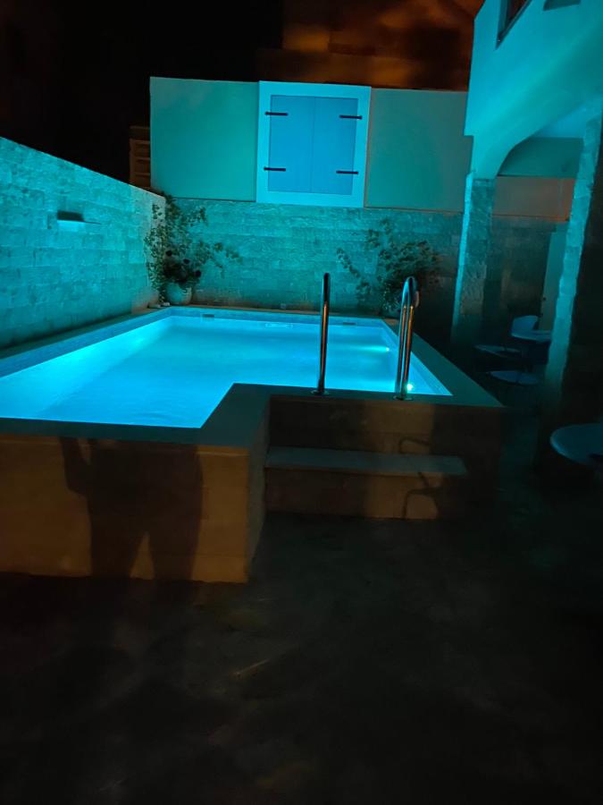 amforaproperty.com/Izdavanje apartmana u luksuznoj vili sa bazenom na samo 200m od mora,Petrovac-Budva (NA PERIOD DO 01.06.2023)