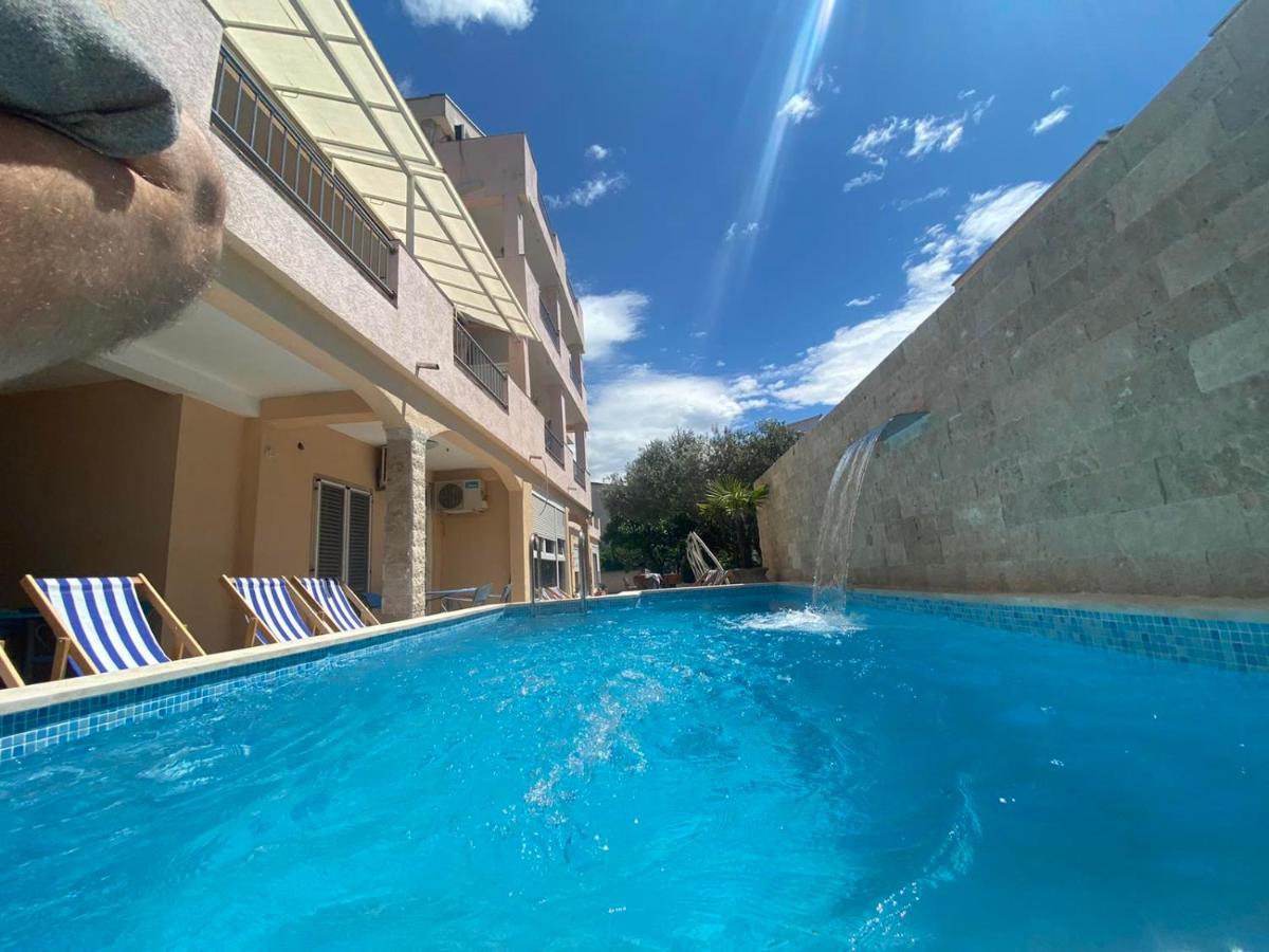 amforaproperty.com/Izdavanje apartmana u luksuznoj vili sa bazenom na samo 200m od mora,Petrovac-Budva (NA PERIOD DO 01.06.2023)