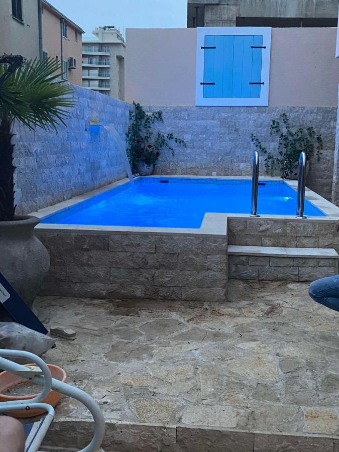 amforaproperty.com/Izdavanje apartmana u luksuznoj vili sa bazenom na samo 200m od mora,Petrovac-Budva (NA PERIOD DO 01.06.2023)