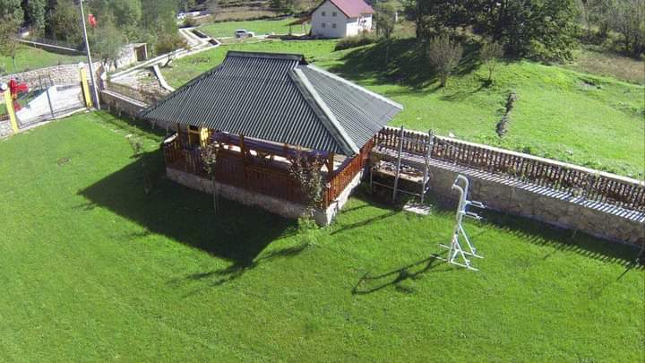 amforaproperty.com/Stambeni kompleks sa 7 kućica blizu Cetinja,Obzovica.