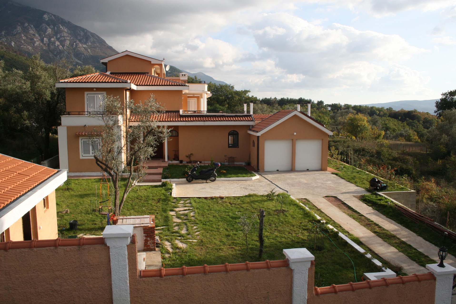 amforaproperty.com/Na prodaju kuća sa bazenom,Kavač-Kotor